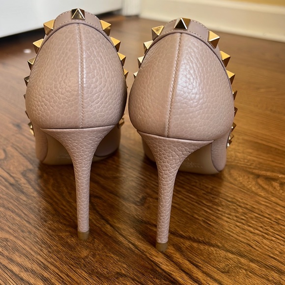 Valentino Garavani Rockstud Leather Pump - Picture 2 of 6
